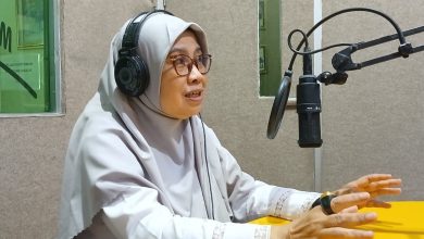 Sri Sayekti menyampaikan pandangan tentang sekolah unggulan di Studio Radio Mentari FM