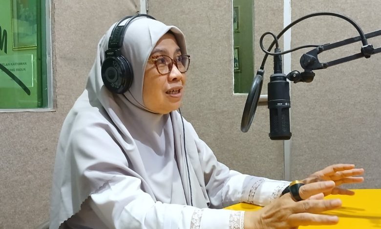 Sri Sayekti menyampaikan pandangan tentang sekolah unggulan di Studio Radio Mentari FM