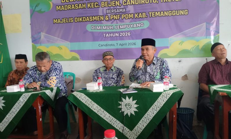 Narasumber menyampaikan materi dalam kegiatan Bedah Instrumen Akreditasi Madrasah yang digelar Majelis Dikdasmen dan PNF PDM Temanggung di MI Muhammadiyah Lempuyang, Candiroto.