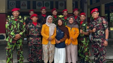 Sejumlah anggota Angkatan Muda Muhammadiyah berfoto bersama di halaman gedung usai mengikuti kegiatan Halalbihalal Muhammadiyah–NU di Jepara.