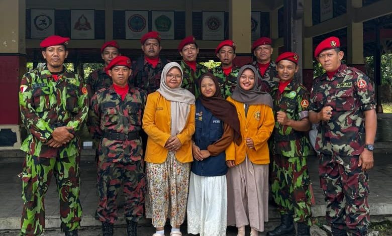 Sejumlah anggota Angkatan Muda Muhammadiyah berfoto bersama di halaman gedung usai mengikuti kegiatan Halalbihalal Muhammadiyah–NU di Jepara.