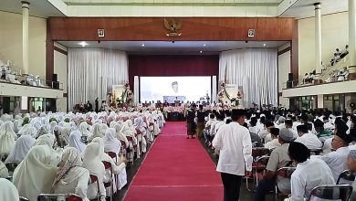 Suasana Halalbihalal NU–Muhammadiyah di Gedung Wanita Jepara yang dihadiri ratusan hingga ribuan jamaah dalam nuansa kebersamaan.