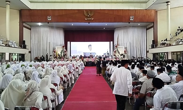 Suasana Halalbihalal NU–Muhammadiyah di Gedung Wanita Jepara yang dihadiri ratusan hingga ribuan jamaah dalam nuansa kebersamaan.