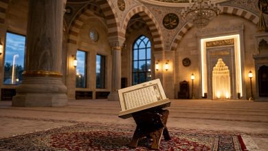 Ilustrasi Ayat Kursi dengan Al-Qur’an terbuka di atas rehal di dalam masjid.