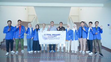 Mahasiswa dan pimpinan UMP berfoto bersama saat pelepasan peserta program Global Inbound Mobility ke Universiti Malaya di Purwokerto.