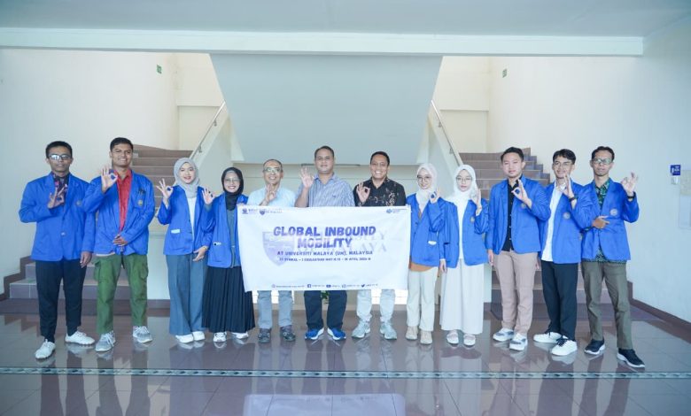 Mahasiswa dan pimpinan UMP berfoto bersama saat pelepasan peserta program Global Inbound Mobility ke Universiti Malaya di Purwokerto.
