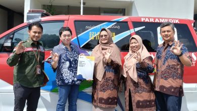 Pimpinan FIKES UMP dan perwakilan AGD 118 berfoto bersama di depan ambulans paramedik usai penandatanganan MoU kerja sama prehospital care di Jakarta.