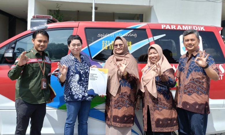 Pimpinan FIKES UMP dan perwakilan AGD 118 berfoto bersama di depan ambulans paramedik usai penandatanganan MoU kerja sama prehospital care di Jakarta.