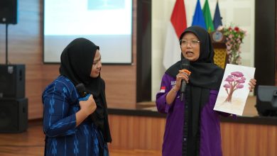Peserta Studium Generale FPH UNIMMA mempresentasikan hasil gambar dalam sesi praktik art therapy di Auditorium Kampus 1 UNIMMA.