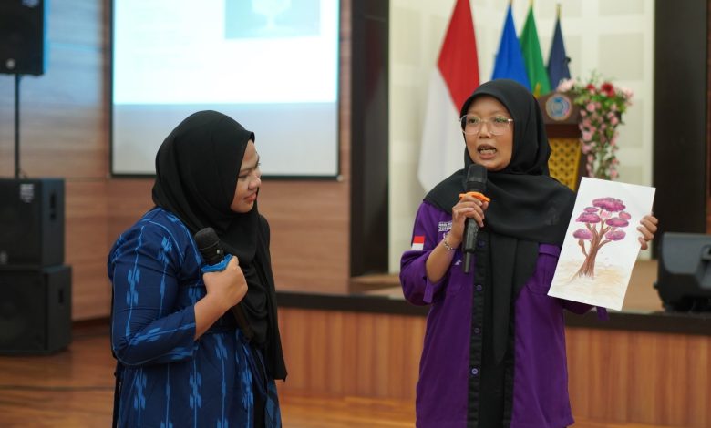 Peserta Studium Generale FPH UNIMMA mempresentasikan hasil gambar dalam sesi praktik art therapy di Auditorium Kampus 1 UNIMMA.