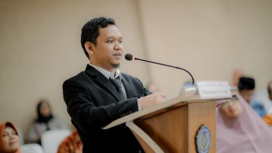 Muhammad Nur Latif memaparkan disertasinya dalam sidang promosi doktor Program Doktor PAI UMS di Surakarta.