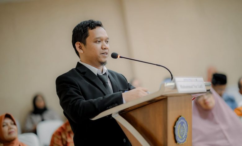 Muhammad Nur Latif memaparkan disertasinya dalam sidang promosi doktor Program Doktor PAI UMS di Surakarta.