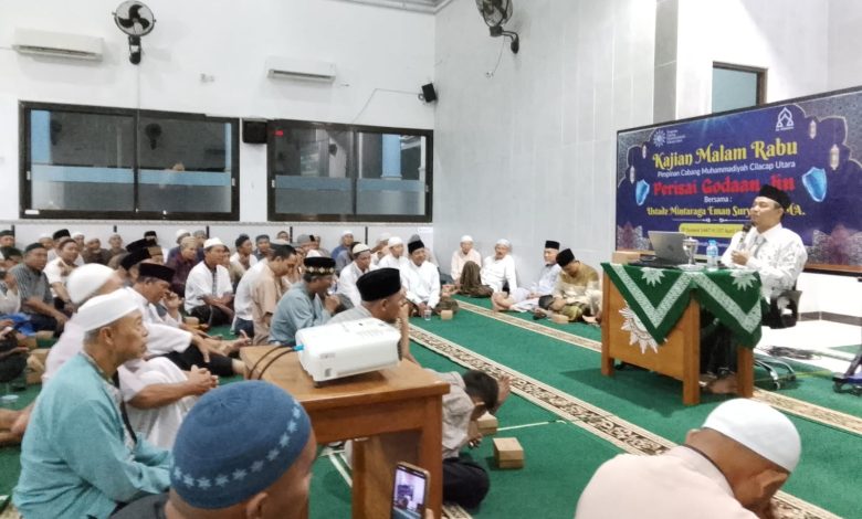 Ratusan jamaah mengikuti Kajian Malam Rabu PCM Cilacap Utara di Masjid Al-Hikmah, Cilacap, dengan pemateri Ustadz Mintaraga Eman Surya.