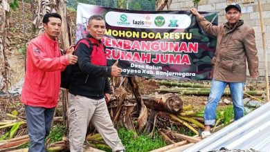 Anggota KOKAM dan relawan berfoto di lokasi pembangunan rumah anggota di Desa Balun, Wanayasa, Banjarnegara.