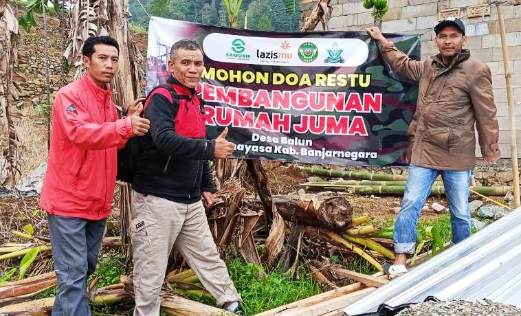 Anggota KOKAM dan relawan berfoto di lokasi pembangunan rumah anggota di Desa Balun, Wanayasa, Banjarnegara.