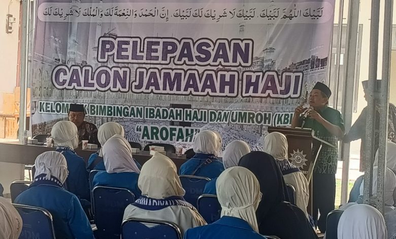 Suasana pelepasan calon jamaah haji KBIHU Arofah Muhammadiyah Brebes di Gedung PDM Brebes, dengan peserta berseragam biru mengikuti sambutan di depan banner acara.