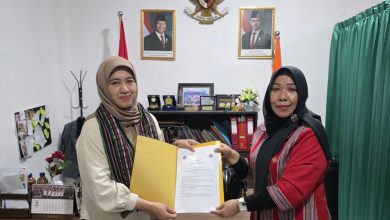 Perwakilan PDIH dan MIH UMS menyerahkan dokumen kerja sama kepada pihak Fakultas Hukum UM Kupang dalam pertemuan akademik di ruang pimpinan.
