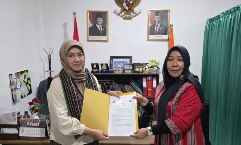 Perwakilan PDIH dan MIH UMS menyerahkan dokumen kerja sama kepada pihak Fakultas Hukum UM Kupang dalam pertemuan akademik di ruang pimpinan.