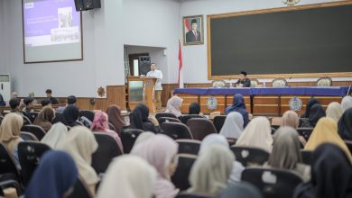 Suasana pembinaan mahasiswa penerima Beasiswa Kader UMS di Auditorium Mohammad Djazman Kampus I UMS, dengan peserta mengikuti arahan dari narasumber di depan ruang sidang.