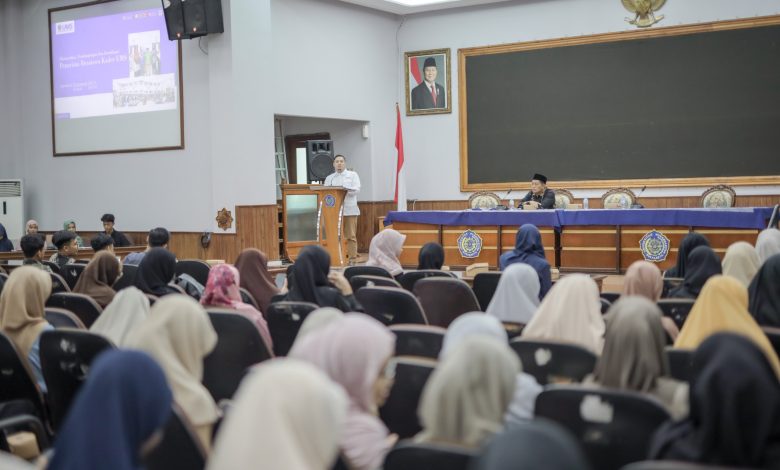 Suasana pembinaan mahasiswa penerima Beasiswa Kader UMS di Auditorium Mohammad Djazman Kampus I UMS, dengan peserta mengikuti arahan dari narasumber di depan ruang sidang.