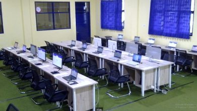 Ruang laboratorium komputer SMP Muhammadiyah 5 Kandangan yang disiapkan untuk pelaksanaan TKA 2026 dengan perangkat komputer dan laptop tertata rapi.