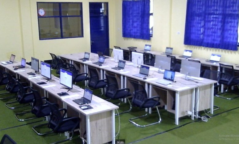 Ruang laboratorium komputer SMP Muhammadiyah 5 Kandangan yang disiapkan untuk pelaksanaan TKA 2026 dengan perangkat komputer dan laptop tertata rapi.