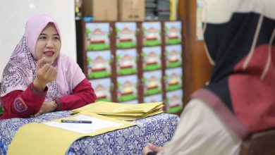 Guru SD Muhammadiyah Palur berdialog dengan wali murid saat pembagian hasil belajar STS 2 di ruang kelas.