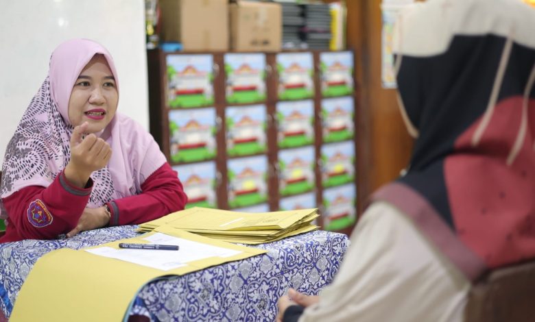 Guru SD Muhammadiyah Palur berdialog dengan wali murid saat pembagian hasil belajar STS 2 di ruang kelas.