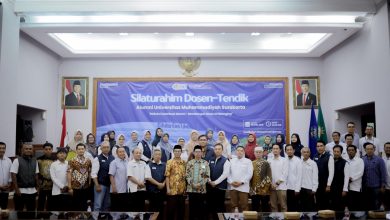 Foto bersama dosen dan tenaga kependidikan alumni UMS dalam kegiatan silaturahmi yang digelar LP3A dan IKA UMS di Auditorium Mohammad Djazman.