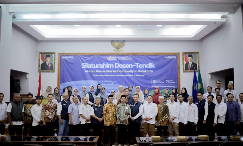 Foto bersama dosen dan tenaga kependidikan alumni UMS dalam kegiatan silaturahmi yang digelar LP3A dan IKA UMS di Auditorium Mohammad Djazman.