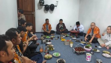 Guru dan karyawan SMK Muhammadiyah 1 Temanggung mengikuti pengajian rutin bersama di kediaman salah satu guru.