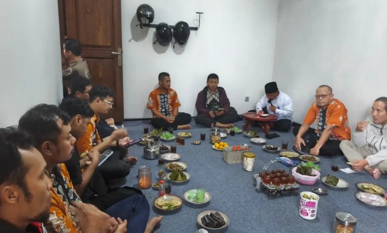 Guru dan karyawan SMK Muhammadiyah 1 Temanggung mengikuti pengajian rutin bersama di kediaman salah satu guru.