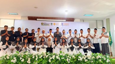 Keluarga besar RS PKU Muhammadiyah Temanggung berfoto bersama usai kegiatan silaturahmi dan Halal Bihalal di aula rumah sakit.