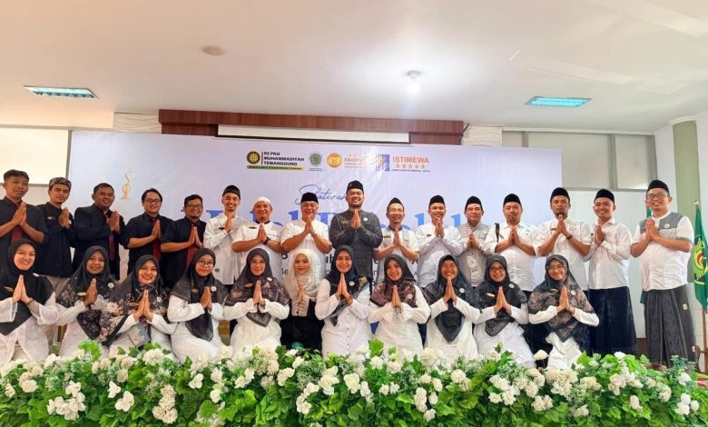 Keluarga besar RS PKU Muhammadiyah Temanggung berfoto bersama usai kegiatan silaturahmi dan Halal Bihalal di aula rumah sakit.