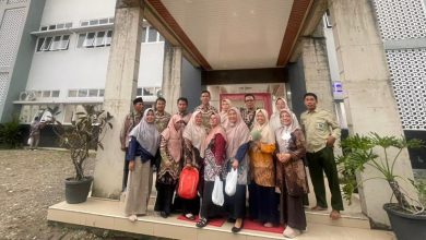 Rombongan FKKS SD/MI Muhammadiyah Kabupaten Temanggung berfoto bersama saat kunjungan studi tiru ke MAHADIA Ajibarang.