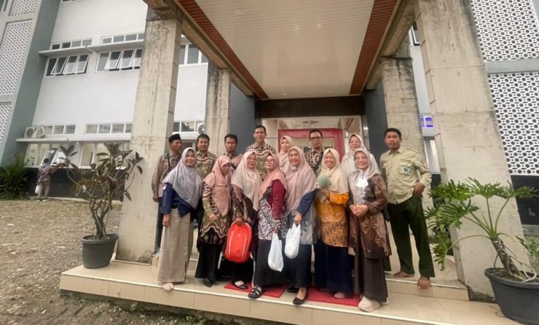 Rombongan FKKS SD/MI Muhammadiyah Kabupaten Temanggung berfoto bersama saat kunjungan studi tiru ke MAHADIA Ajibarang.