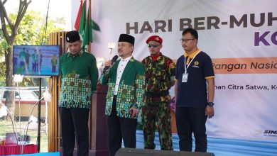 Pimpinan Muhammadiyah Kota Semarang bersama unsur Banser dan panitia berdiri di panggung saat kegiatan Hari Ber-Muhammadiyah.