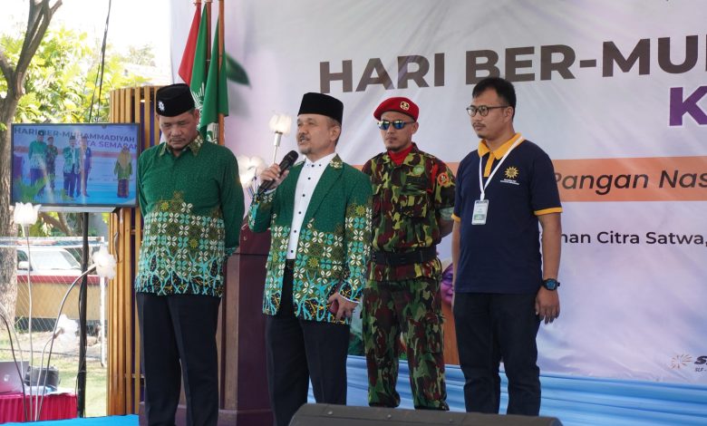 Pimpinan Muhammadiyah Kota Semarang bersama unsur Banser dan panitia berdiri di panggung saat kegiatan Hari Ber-Muhammadiyah.