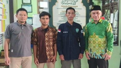 Peserta dari Temanggung berfoto bersama dalam kegiatan Sekolah Kader Pemberdayaan Masyarakat (SEKAM) Regional Kedu di Kebumen.