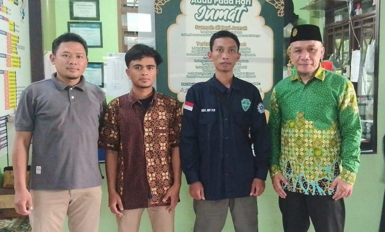 Peserta dari Temanggung berfoto bersama dalam kegiatan Sekolah Kader Pemberdayaan Masyarakat (SEKAM) Regional Kedu di Kebumen.
