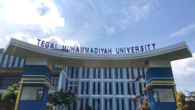 Tampak depan Kampus Tegal Muhammadiyah University dengan gerbang utama dan tulisan nama kampus di bagian atas.