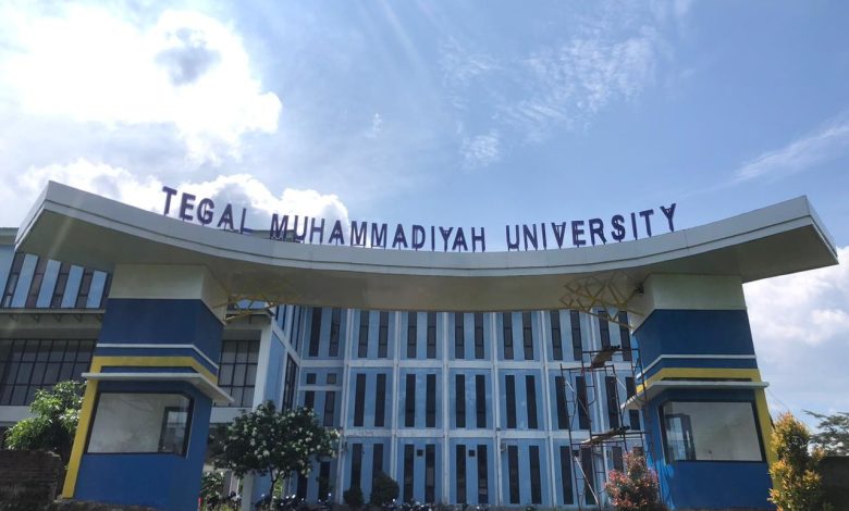 Tampak depan Kampus Tegal Muhammadiyah University dengan gerbang utama dan tulisan nama kampus di bagian atas.