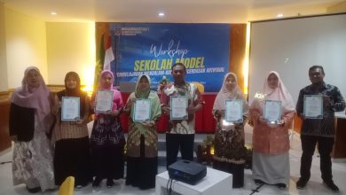 Perwakilan guru dan karyawan SD Muhammadiyah 1 Solo menerima sertifikat Pesantren Ramadan Virtual dalam workshop sekolah model di Solo.