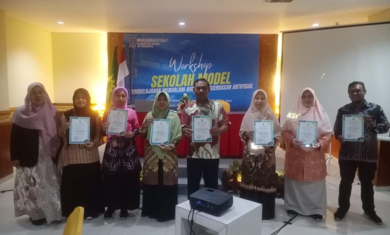 Perwakilan guru dan karyawan SD Muhammadiyah 1 Solo menerima sertifikat Pesantren Ramadan Virtual dalam workshop sekolah model di Solo.