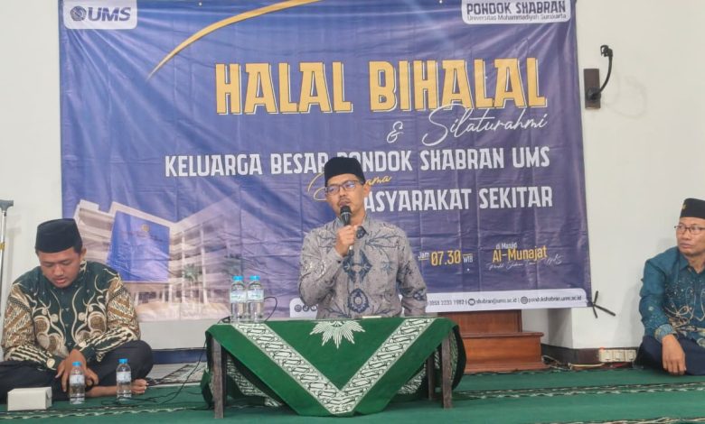 Suasana Halal Bihalal Pondok Shabran UMS bersama masyarakat sekitar di Masjid Al Munajat.