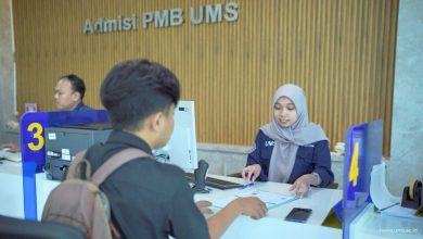 Petugas Admisi PMB UMS melayani calon mahasiswa pada layanan penerimaan mahasiswa baru di kampus UMS.