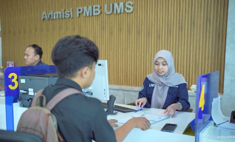 Petugas Admisi PMB UMS melayani calon mahasiswa pada layanan penerimaan mahasiswa baru di kampus UMS.