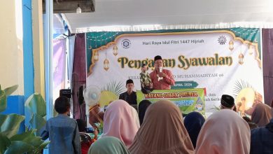 Suasana pengajian Syawalan SD Muhammadiyah 6 Semarang dengan pertunjukan Wayang Golek Pitutur di halaman sekolah.