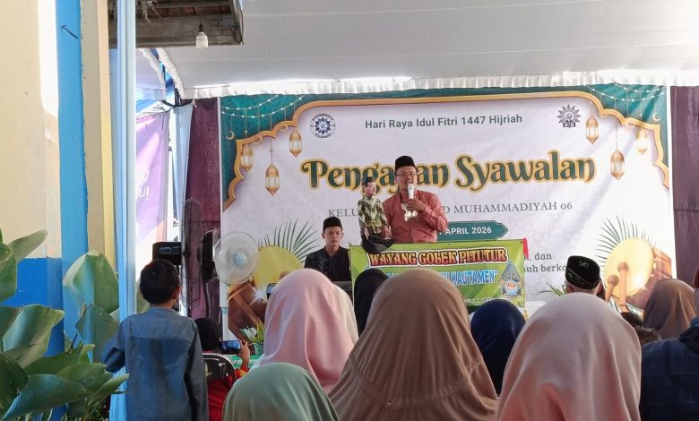 Suasana pengajian Syawalan SD Muhammadiyah 6 Semarang dengan pertunjukan Wayang Golek Pitutur di halaman sekolah.