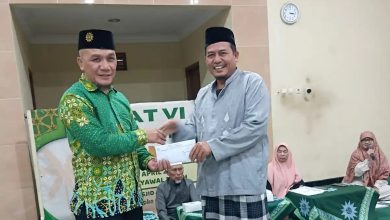 Penyerahan simbolis dalam Rapat Anggota Tahunan Q-TA Mart Parakan di Masjid Al Barokah sebagai bagian dari penguatan ekonomi umat.